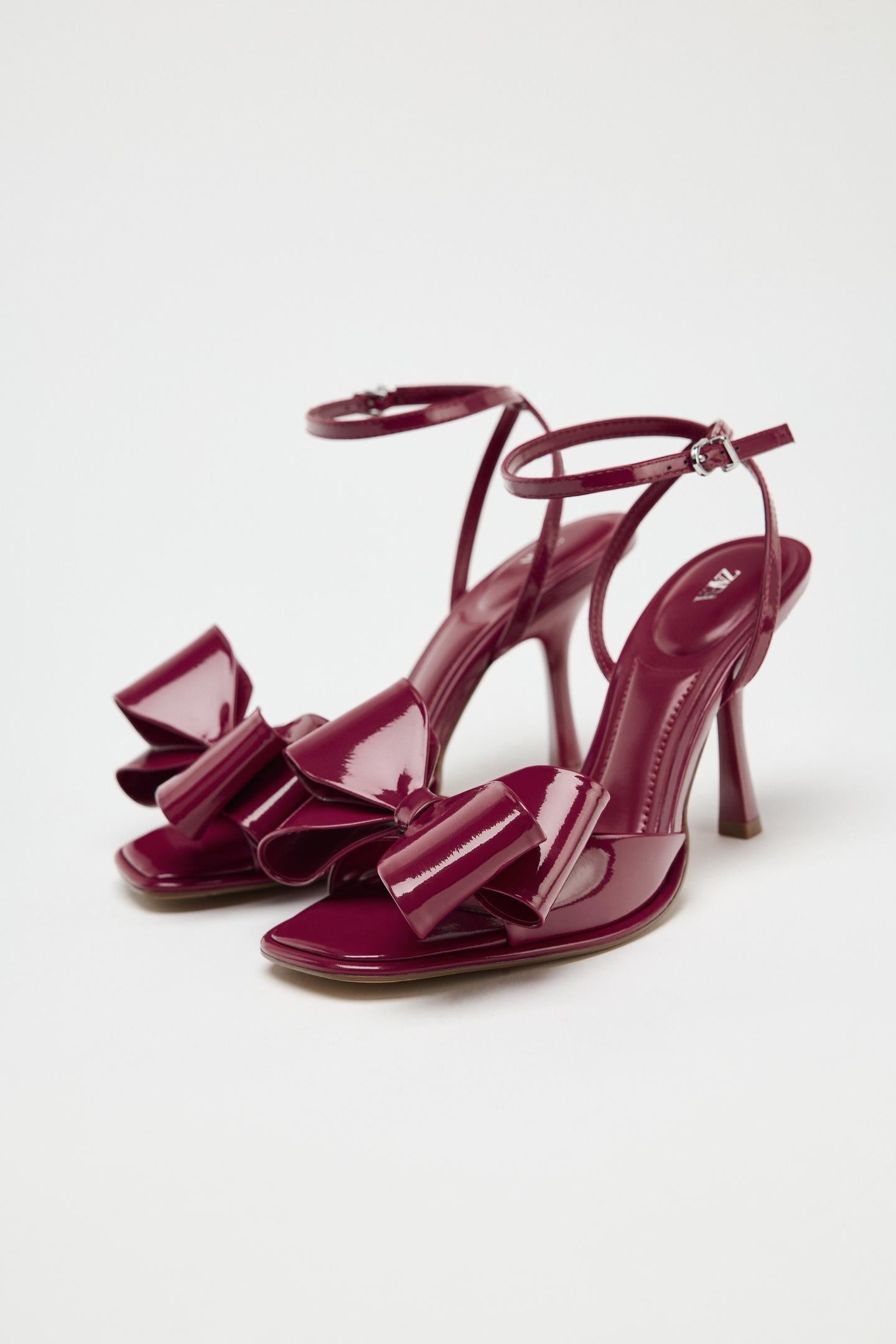 PATENT EFFECT BOW SANDAL