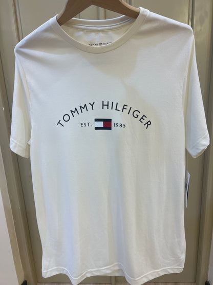 Tommy Hilfiger t-shirt features a bold "EST. 1985" logo graphic on the chest